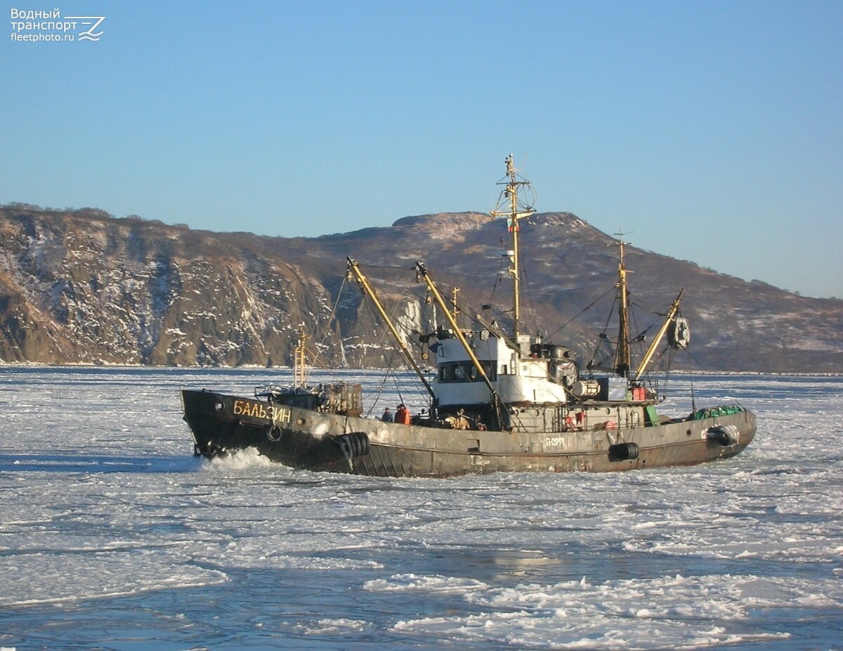 РС-300 в зимнем море.