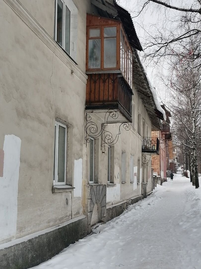 Огромная наледь на крыше дома в Петрозаводске скоро упадет на головы  прохожим | Карелия.Ньюс. Новости Петрозаводска | Дзен