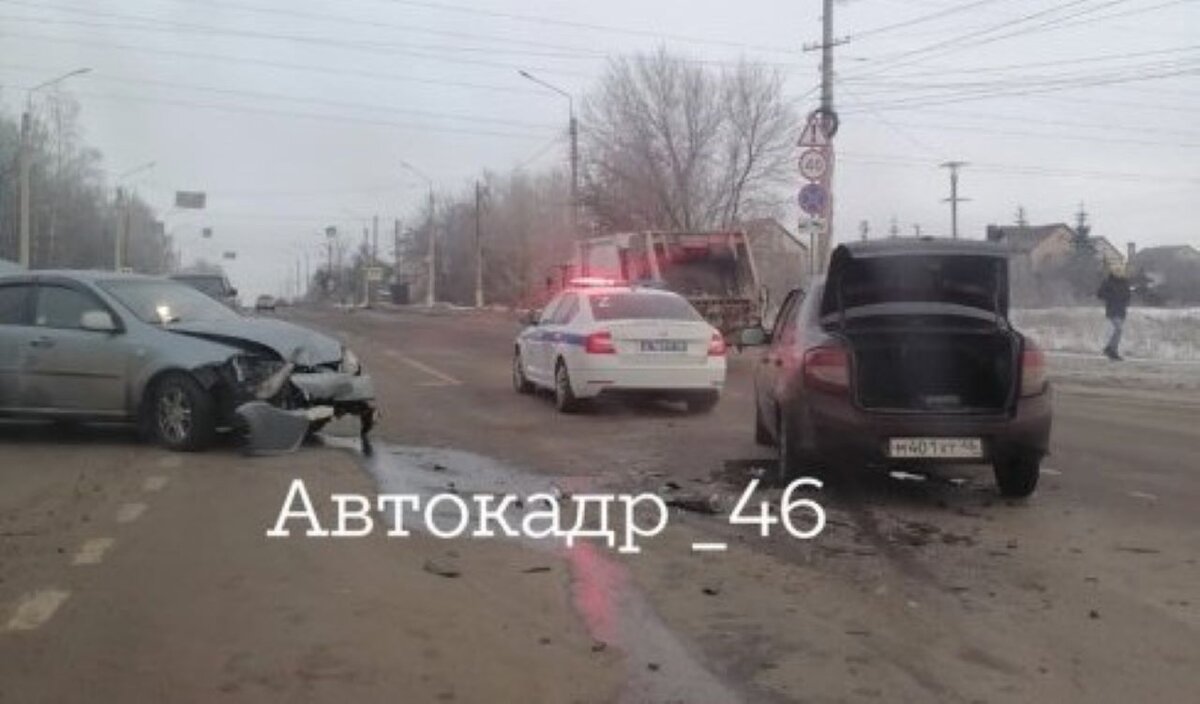    В Курске на проспекте Дериглазова столкнулись две легковушки