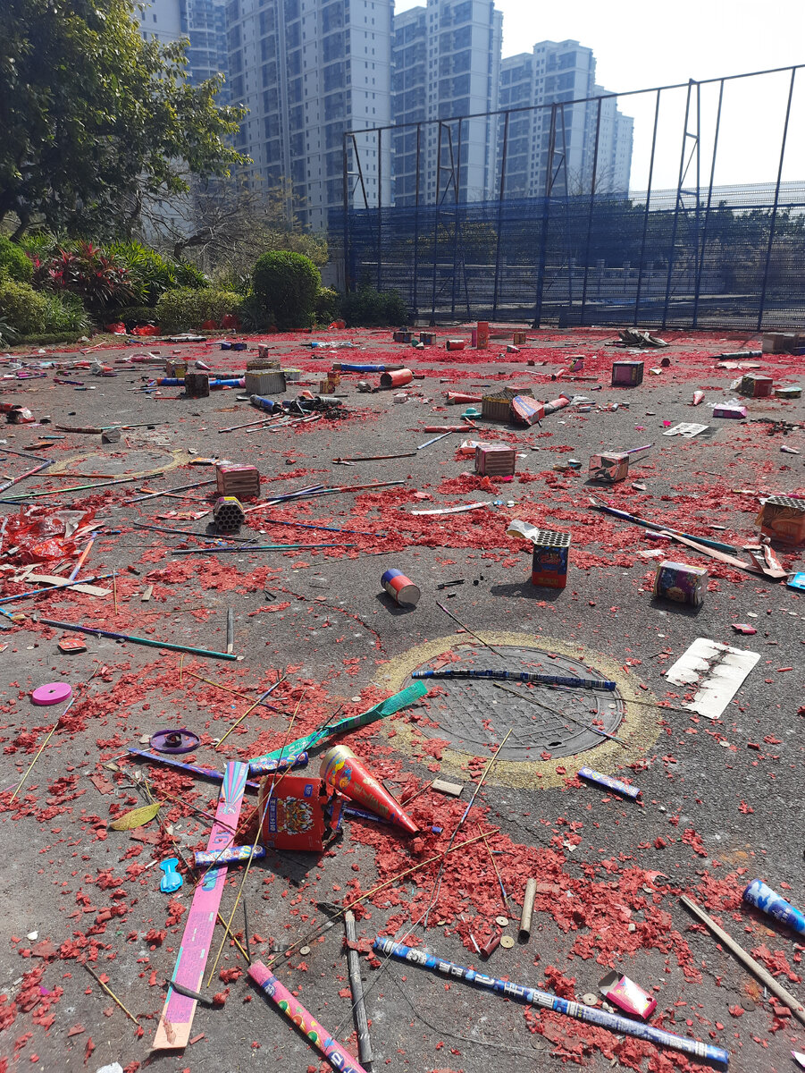 Последствия встречи китайского Нового года. Дворники просто не справляются с таким объёмом мусора. Хоть и с самого раннего утра убирают остатки ночной радости