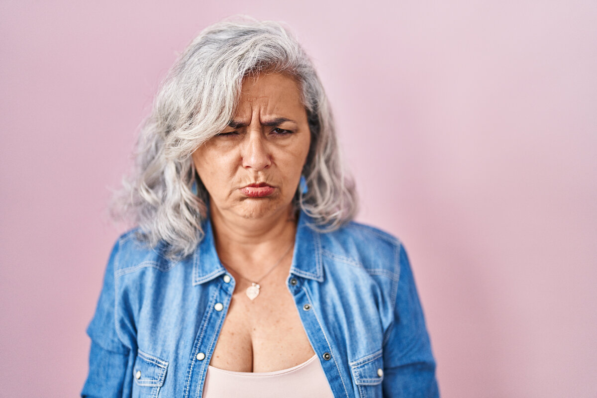 <a href="https://ru.freepik.com/free-photo/middle-age-woman-with-grey-hair-standing-over-pink-background-depressed-and-worry-for-distress-crying-angry-and-afraid-sad-expression_49702544.htm#query=%D0%B7%D0%BB%D0%BE%D1%81%D1%82%D1%8C&position=0&from_view=search&track=sph&uuid=a66d3f1e-2c0f-4842-8d0f-de08af259b2a">Изображение от krakenimages.com</a> на Freepik