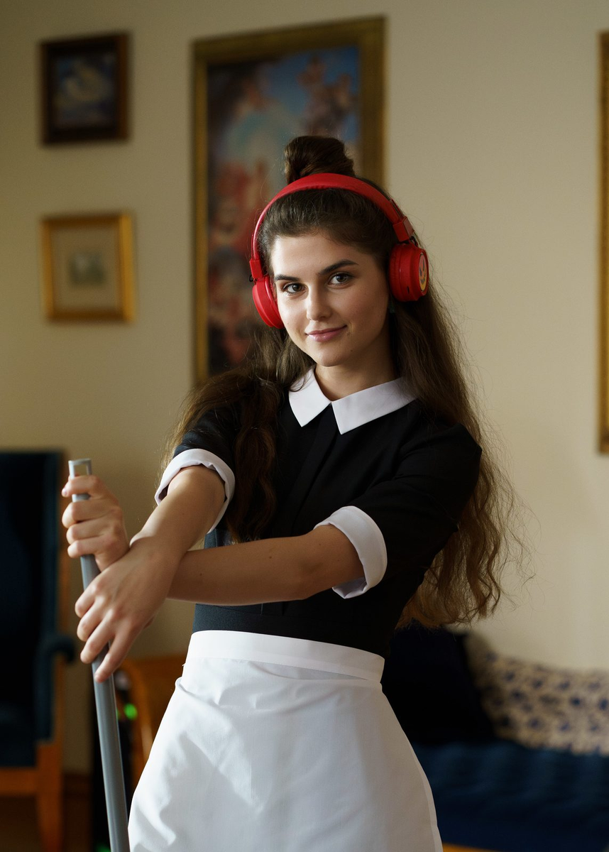 Маша вышла из дома и пошла. Артикуляционная гимнастика для девочек машенька. Задачи про 2 велосипедистов. Мемы про машу. Измерить длину дорожки от дома до школы.