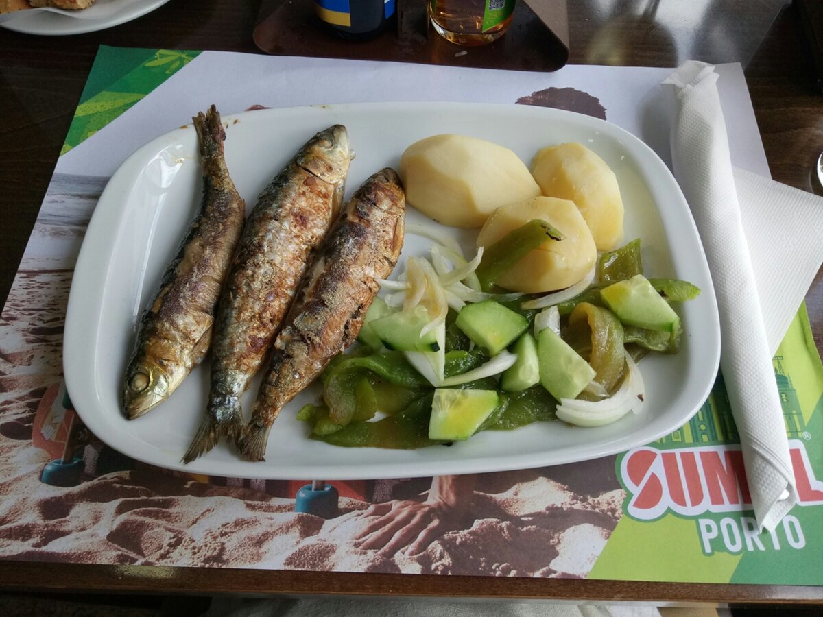 попробуй скзать "блюдо дня" по-португальски!.. я говорила что-то вроде "плата дэль диа" - неумело пытаясь выдать себя за "испанку"; папа шёл в атаку с итальянским... в сумме мы получали рыбу с костями:)