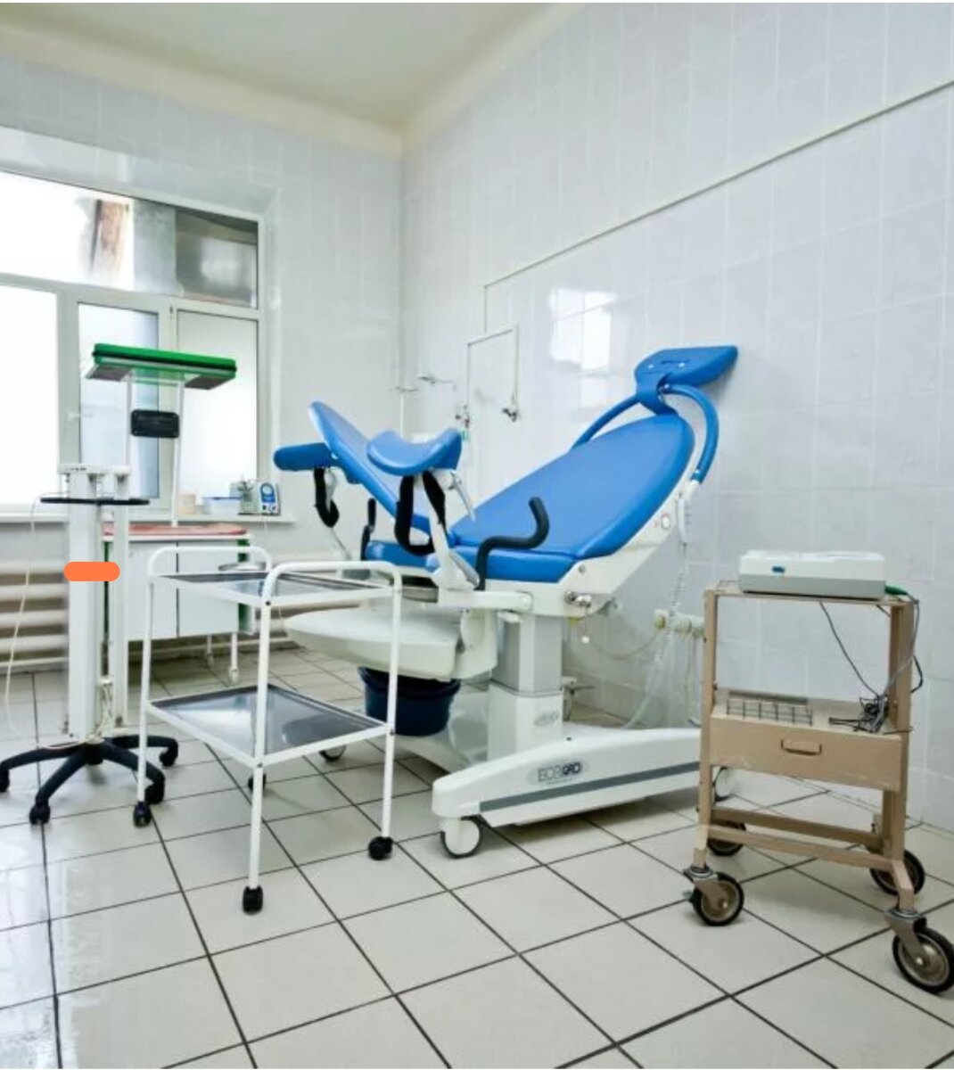 В родовом зале стояла толпа людей, как на рынке. 