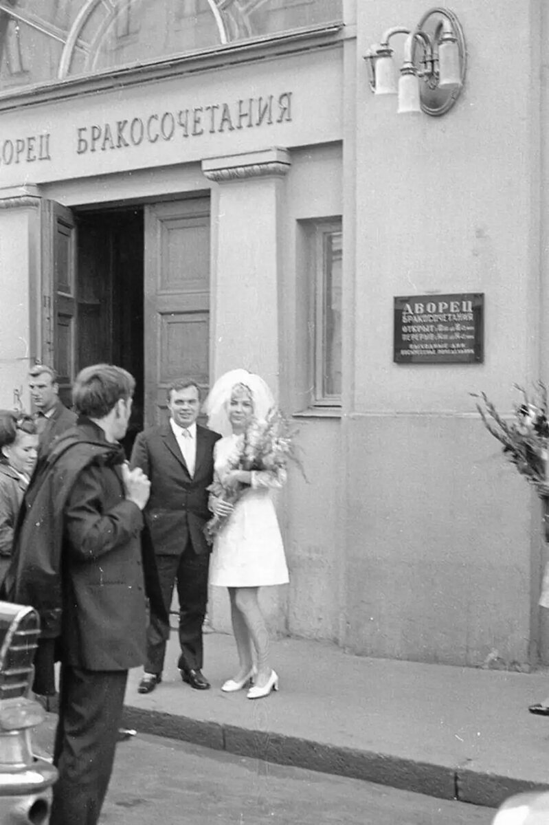 Свадьба 1960-х. Грибоедовский Дворец бракосочетаний. Фото, к сожалению, не из архива автора, а с https://fishki.net/1323590-svadba-v-sovetskom-sojuze-na-primere-fotografij-odnoj-semi.html/comment-9627402.