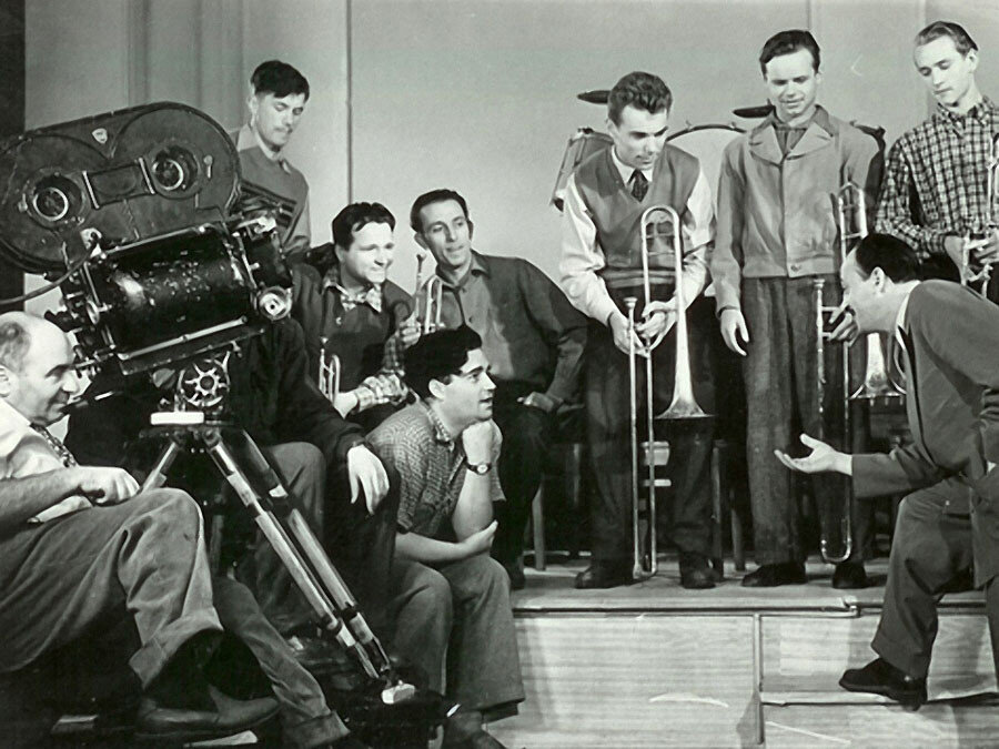 Эльдар Рязанов на съемках «Карнавальной ночи».