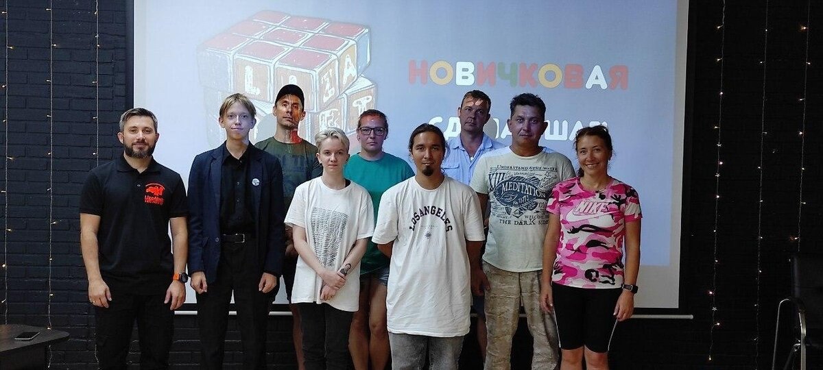 Добровольцев хватает