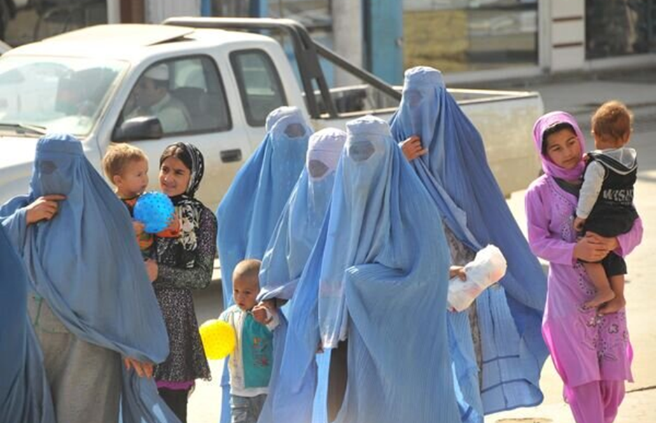 ЭТО Европа.              В скором времени это будут  типичные европейцы.                                                                                          Если учесть, что сейчас примерно половина всех подростков в Европе - дети мигрантов.               А чего они ждали? Пока гейропа развлекается мусульмане традиционно активно размножаются