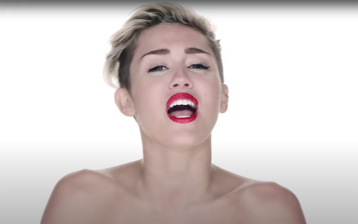 Miley Cyrus / Youtube📷Майли Сайрус в клипе Wrecking Ball