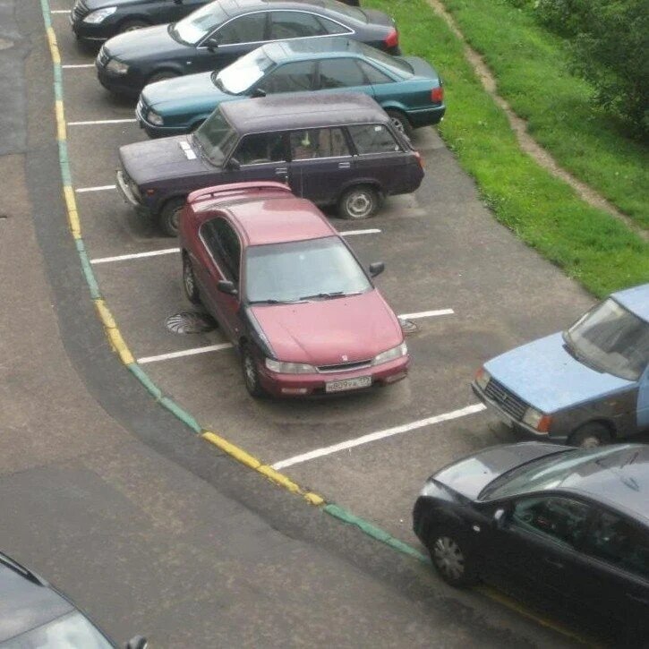 Плохо без машины. Ужасная парковка. Парковка во дворе. Машина паркуется. Стоянка машин.