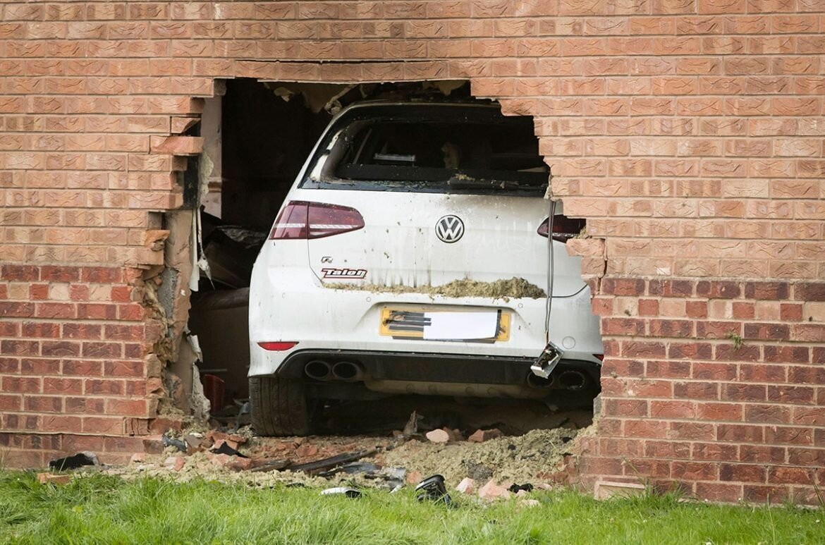 Пробитие машины. Машина врезалась в стену. Автомобиль в стене здания. Автомобиль на стене. Машина заехала в дом.