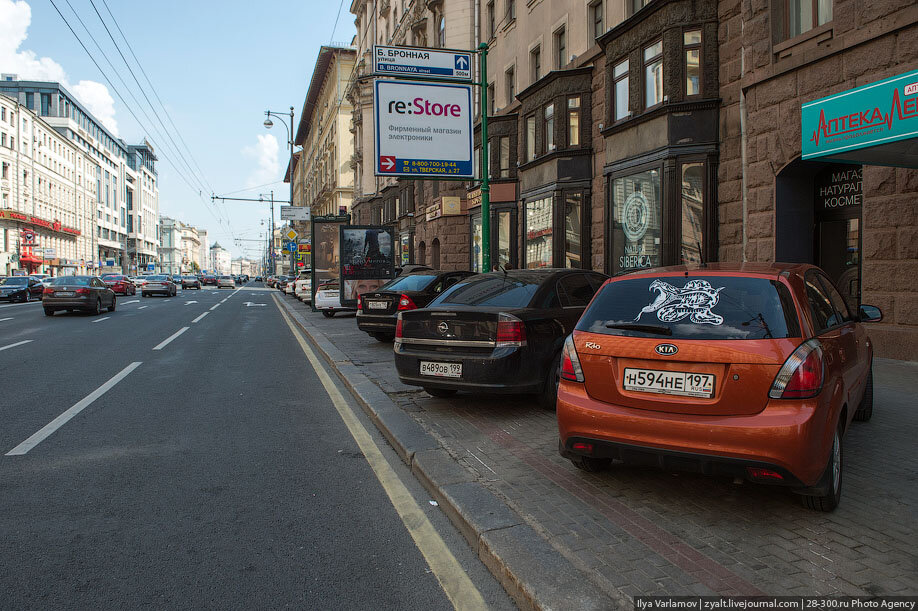 Машина припаркована на тротуаре