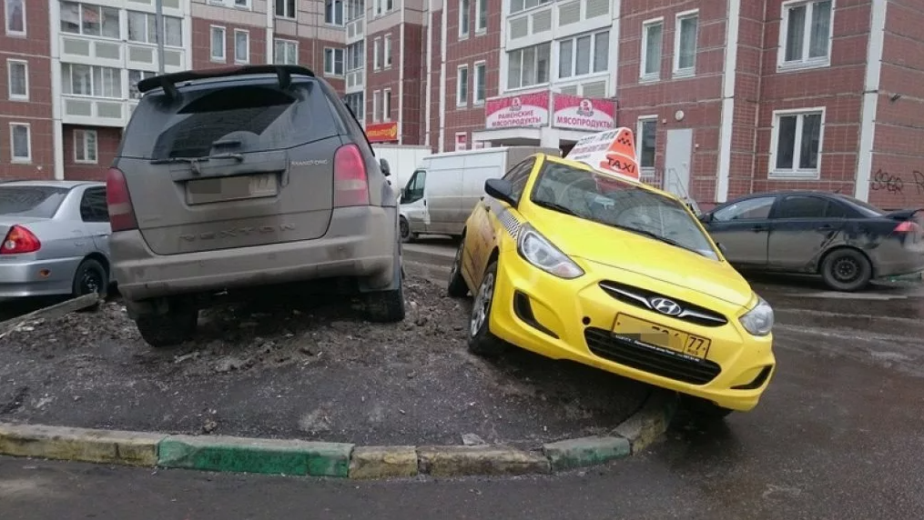 Парковка автомобиля на тротуаре. Машина на тротуаре. Неправильная парковка на тротуаре. Автомобили припаркованные на тротуарах. Неправильно припаркованный автомобиль.