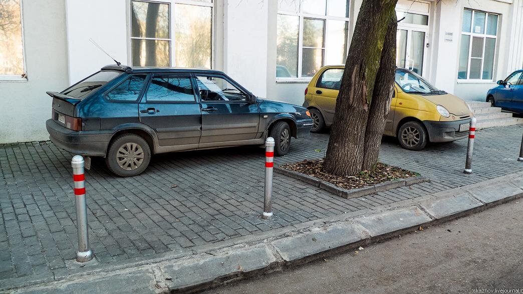 Парковка автомобиля на тротуаре. Машина на тротуаре. Стоянка на тротуаре. Неправильная парковка на тротуаре. Автомобили припаркованные на тротуарах.