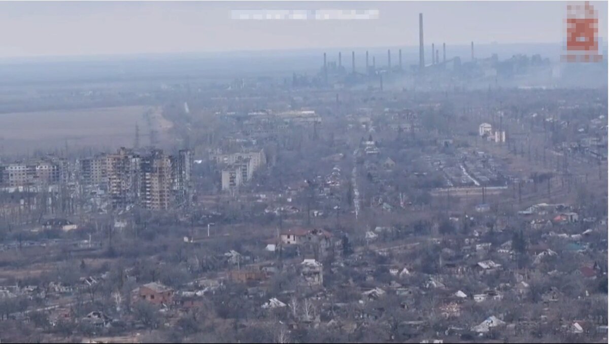Вид на город с дрона. Вдали трубы коксохима, а слева начало квартала многоэтажной застройки