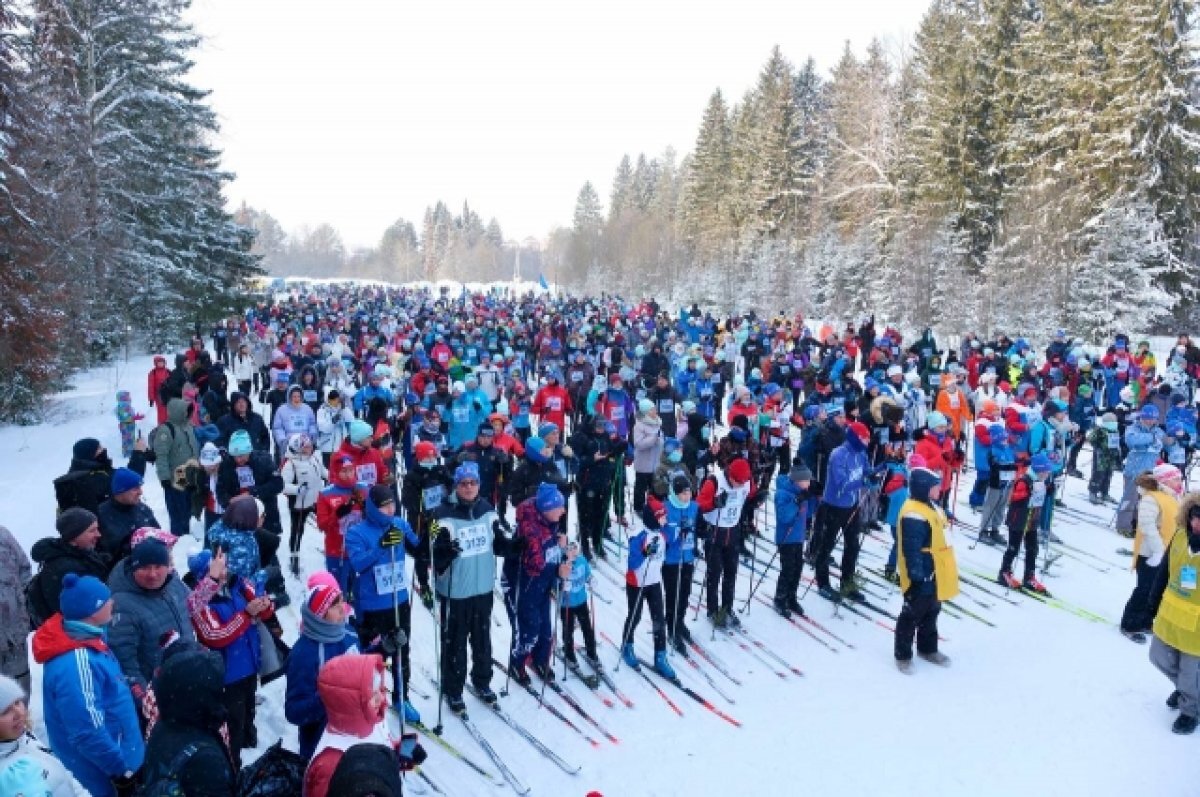    Люди встали на лыжи семьями.