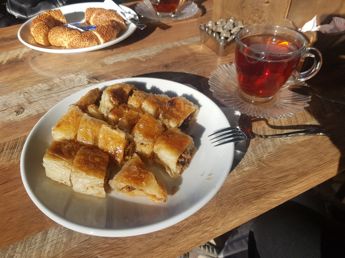 Бёрек- пирог с мясом и бублик-симит