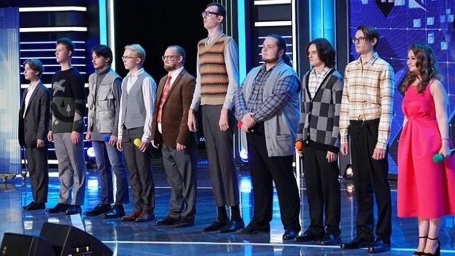 ...достаточно беззубое, отставшее от реалий, несмешное шоу с грубым и глупым закадровым смехом, которое всё больше деградирует год от года.