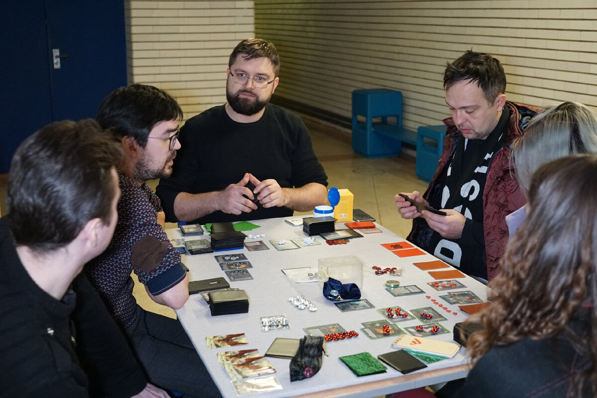 Party. игровой клуб сони плейстейшен. где она играет в игры. самые популярные игры на пк. где она играет в игры.