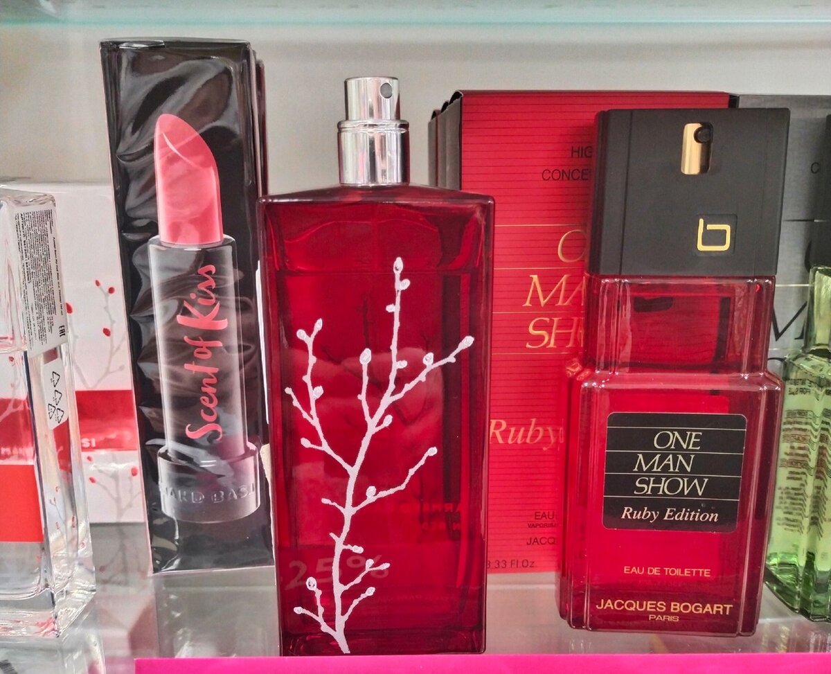 In Red EdP Armand Basi — это аромат для женщин, он принадлежит к группе цветочные. In Red EdP выпущен в 2003 году. Парфюмер: Alberto Morillas. Верхние ноты: Имбирь, Бергамот, Мандарин и Кардамон; средние ноты: Жасмин, Лист фиалки, Ландыш и Роза; базовые ноты: Древесные ноты и Белый мускус.