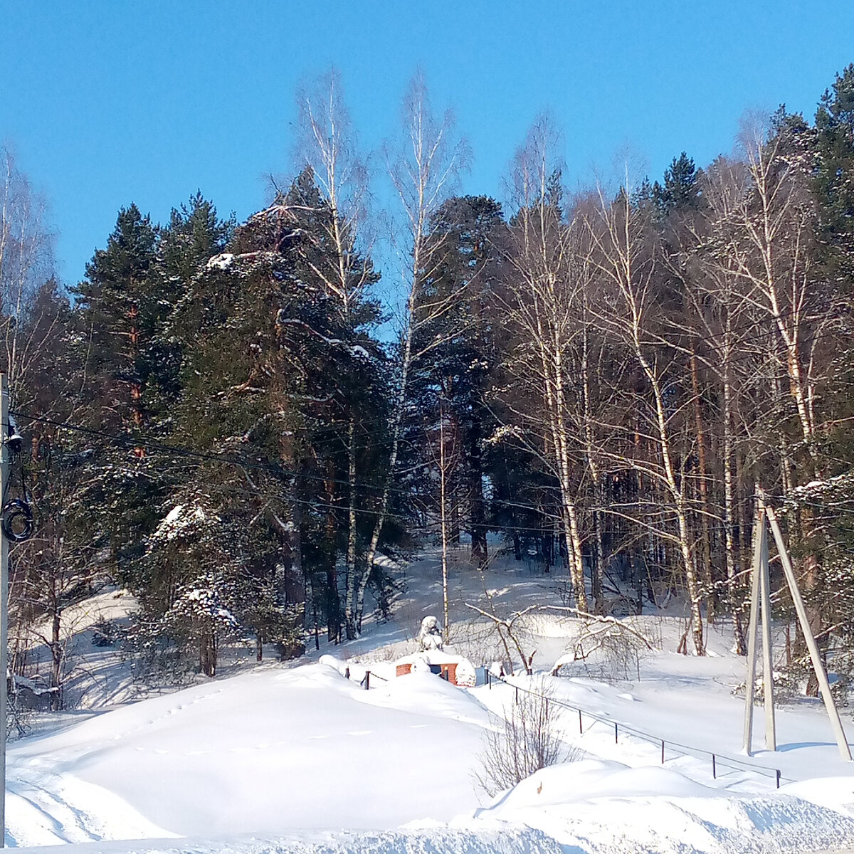 Памятник сбитым лётчикам во время ВОВ недалеко от моего дома.