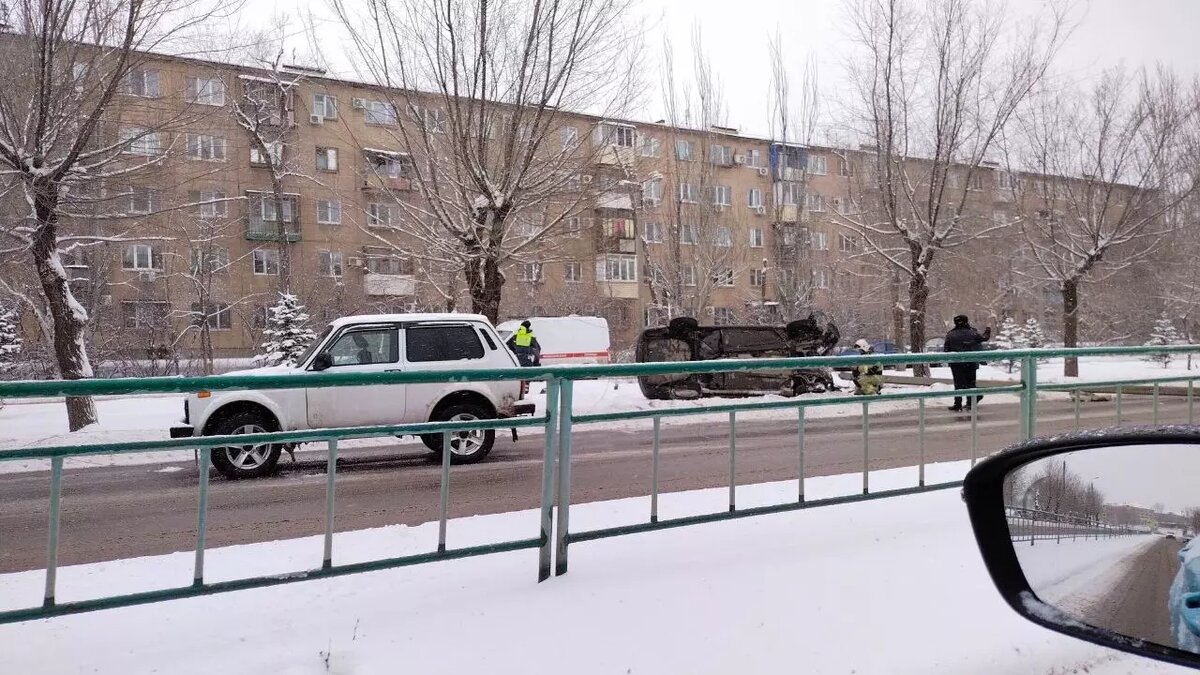     Автомобиль снес столб и перевернулся на бок на улице Карбышева в Волжском Волгоградской области утром 10 февраля, сообщает корреспондент издания «НовостиВолгограда.ру» с места событий. Информация о пострадавших уточняется.