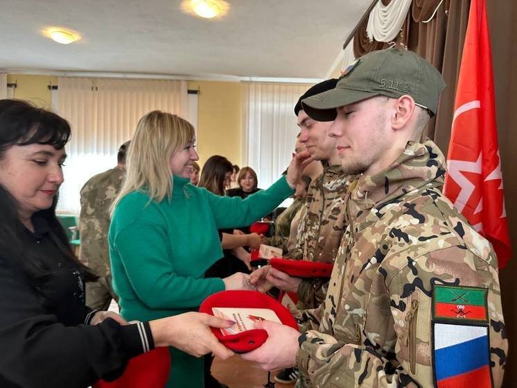 ученики пишут тест. отличники в старших классах. ученик за партой. тридцати ученикам. дети пишут тест фото.