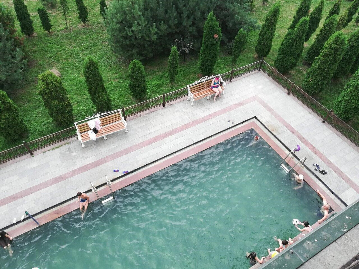 Термальные источники ущелье. Термальные источники ущелье. Термальные источники адыгея гуамка. Горячие источники гуамка водолей. Гуамское ущелье.