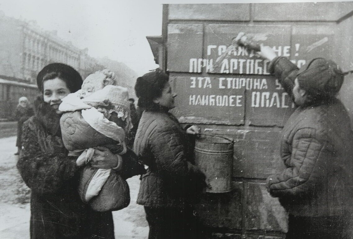 Блокада Ленинграда началась в сентябре 1941 года, а закончилась в январе 1944-го. Длившаяся 872 дня осада унесла больше 600 тысяч жизней (по другим подсчётам около одного миллиона).
