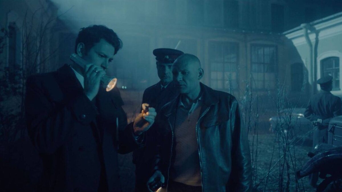 Антон Хабаров, Андрей Фролов и Ян Ильвес. Кадр из сериала "Страх над Невой".