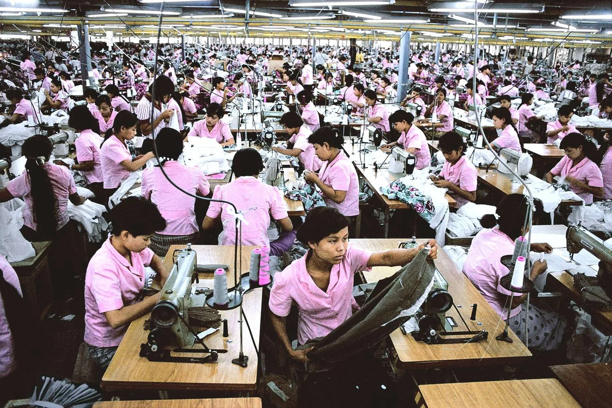 Сколько рабочих в китае. Китайские рабочие. Китайцы на фабрике. Китайцы на работе. Китайцы на швейной фабрике.