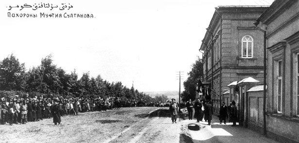 Мөфти Солтановның җеназасы көнендә. Фото: https://posredi.ru/b_03_04_muftiy_sultanov.html