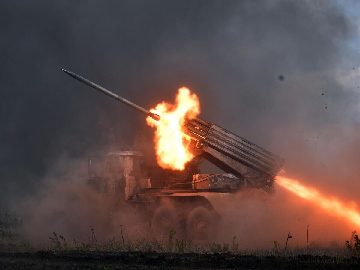    Боевая стрельба из реактивной системы залпового огня "Торнадо-Г" Вооруженных сил России по целям ВСУ в зоне СВО© РИА Новости