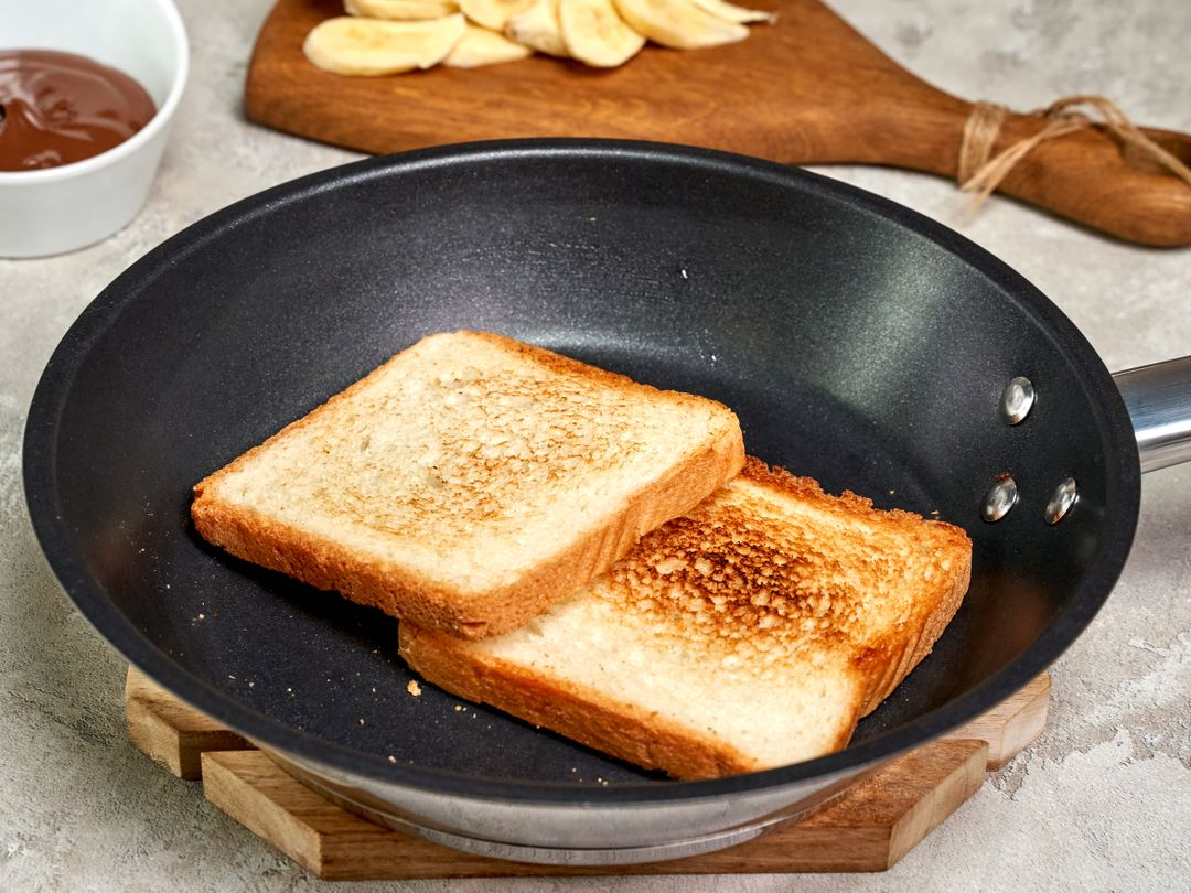 Пожарить хлеб на сковороде с молоком. Жареный хлеб. Поджаренный тост. Хлеб на сковороде. Жарёный мягкий хлеб.