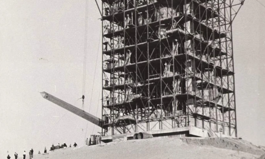 Present continuous задания 4 класс. He to read a book now. My mother 5 класс. My brother's daughter is my. пять предложений в present progressive.