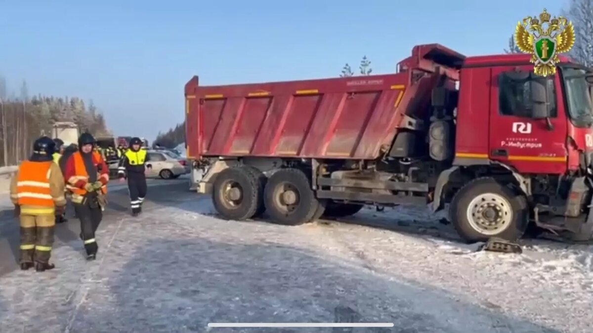     Появились видео и фото последствий массового ДТП со смертельным исходом: подробности рассказали в пресс-службе прокуратуры.