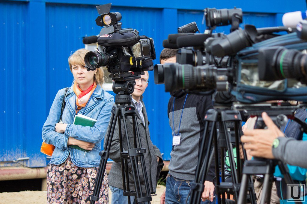 Журналист мужчина. Тележурналист. Подросток журналист. Репортажный фотограф. Репортаж сми.