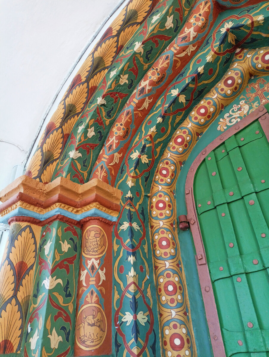 Роспись ворот при входе в собор волшебна!