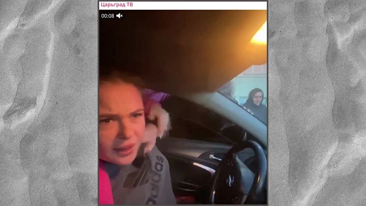 В ТОМ ЖЕ КОСМАЧЕ ТОЛПА РАЗЪЯРЁННЫХ ЖЕНЩИН ЧУТЬ БЫЛО НЕ ЛИНЧЕВАЛА МЕСТНУЮ ЖИТЕЛЬНИЦУ С РЕБЁНКОМ, ПРИНЯВ ЕЁ ЗА "НАВОДЧИЦУ" ТЦК. СКРИНШОТ КАДРА ВИДЕО ТГ-КАНАЛА ЦАРЬГРАД