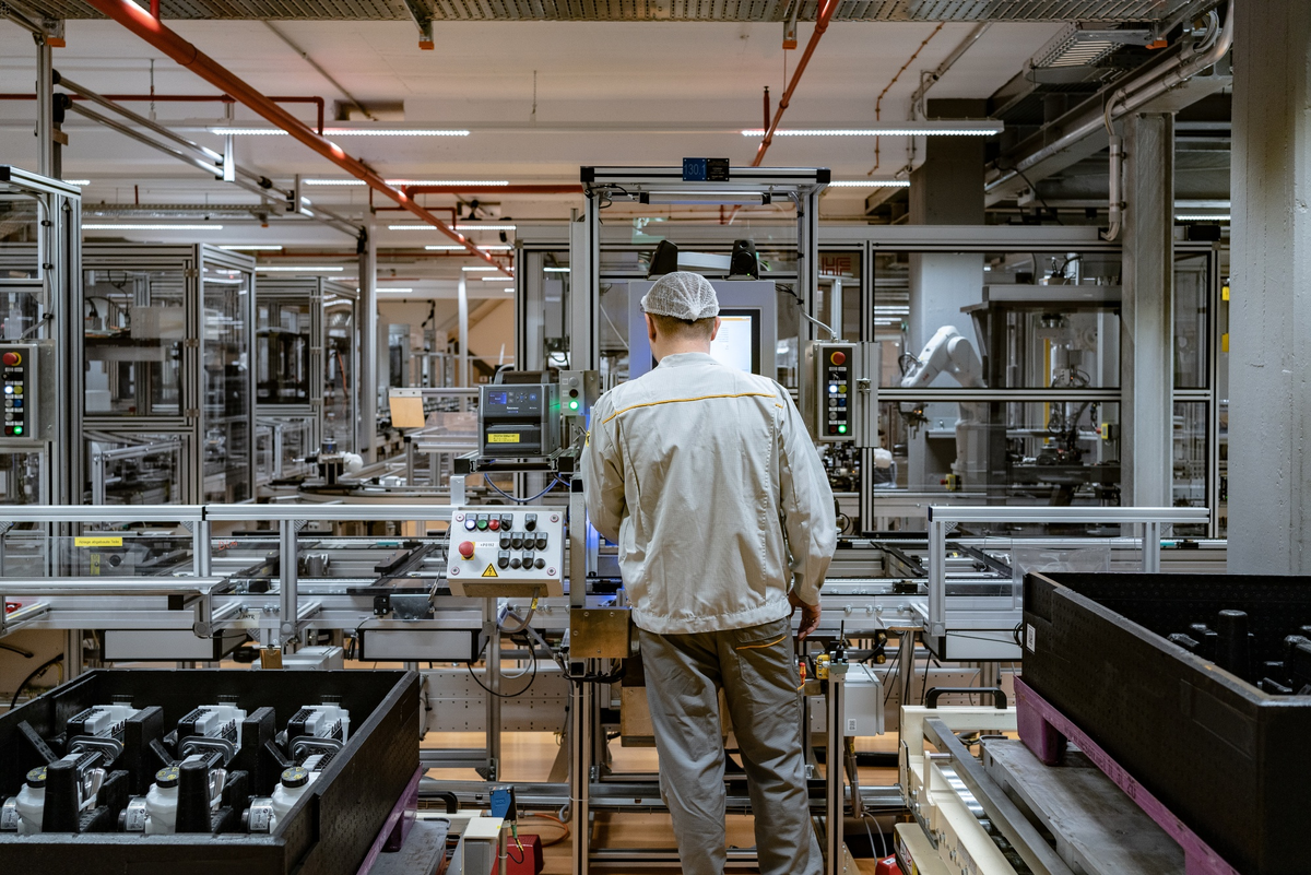 Завод Continental AG во Франкфурте. Производитель автозапчастей планирует закрыть завод по производству компонентов недалеко от Вольфсбурга из-за снижения спроса.Фотограф: Бен Килб/Bloomberg