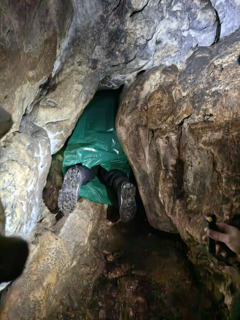 Пещеры х. Хорватия пещера со сталактитами. Пещера внутри. Пещера снаружи. Пещера шондонг вьетнам.