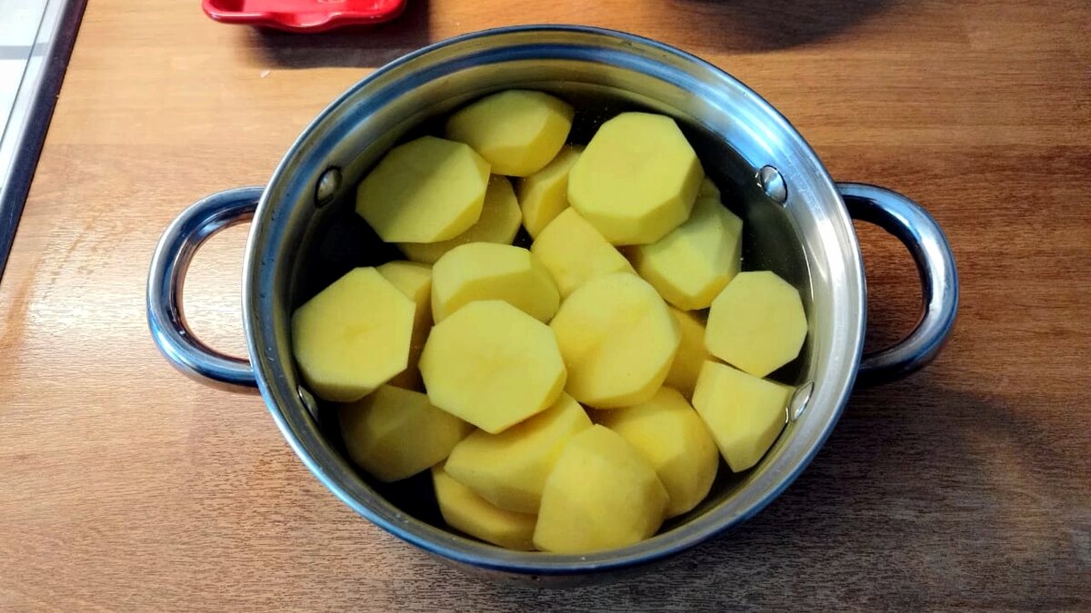 Почистите картошку, порежьте ее большими кусками