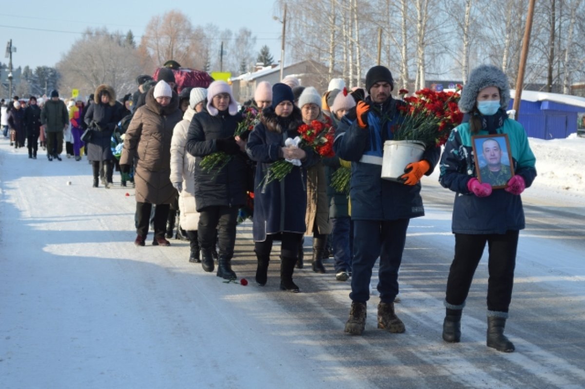    С бывшим водителем Острожского сельпо прощалось всё село.