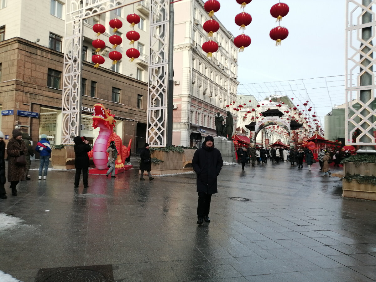 гирлянда лампочки. столешников переулок иллюминация. украшена фонариками. украшена фонариками. светильник из гирлянды.