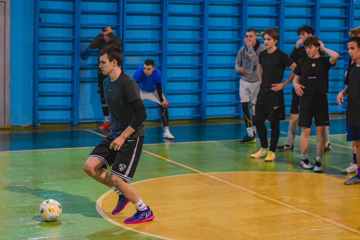 вручение подарка. женщина радуется подарку. девушка радуется подарку. новый год семья. девушка дарит подарок мужчине.