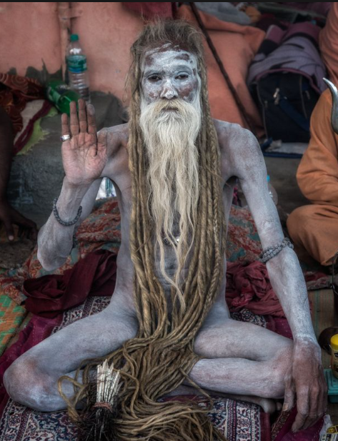 Аскеты-последователи также смазывают тело пеплом и носят дреды. 
Фото:  Louis Montrose Photography