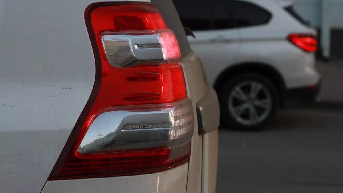     Казанские автолюбители пожаловались на испорченные машины, припаркованные на ночь у гипермаркета «Мегастрой» по улице 2-я Азинская. Соответствующие кадры опубликовали в Telegram-канале «Жесть Казани».