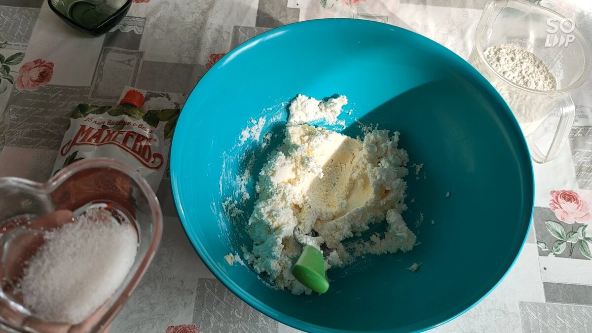 девушка с йогуртом. творог полезный продукт. поедание торта. девушка с едой. творог для женщины.