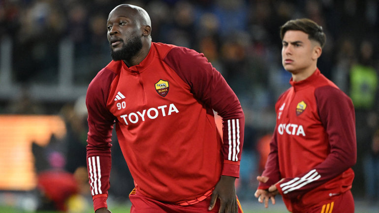    Ромелу Лукаку (слева) и Пауло Дибала. Reuters