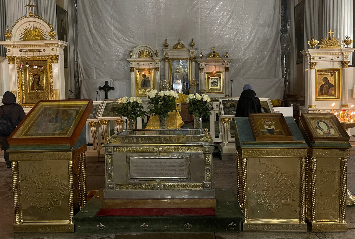 10.02.2024г. Санкт-Петербург. Свято-Троицкая Александро-Невская Лавра, Свято-Троицкий собор. Перед Благодарственной службой перед походным списком иконы Порт-Артурская.